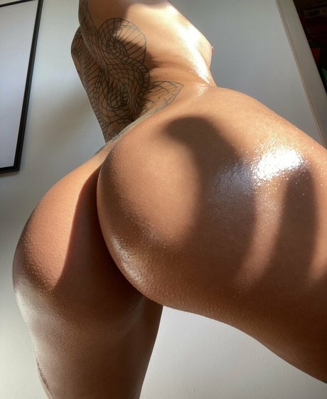 Foxillaaa erotic model pics