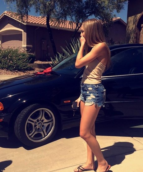 Savanah Moss exclusive model picture