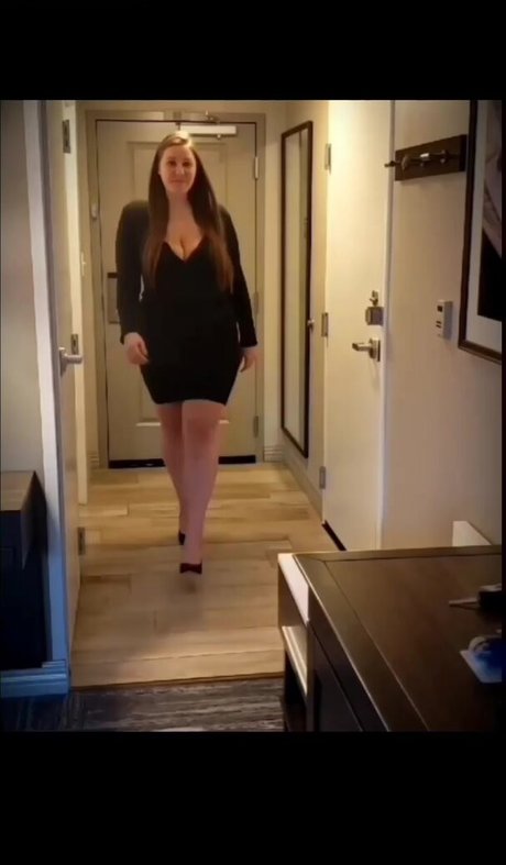 Caityy Cakesss hot model photo