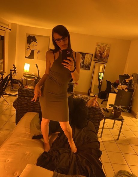 Ava Shade beautiful model img