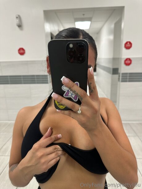 Prettylillu nudes actress photo