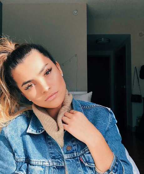 Kylie Manue hot pornstar image