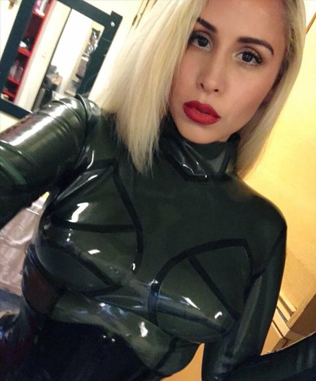 SophiaLarou star exclusive pics