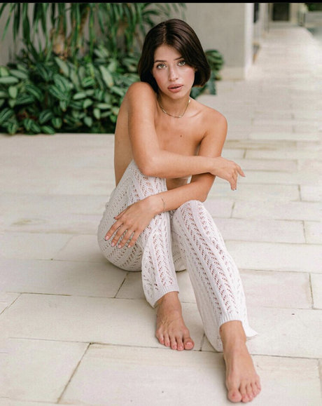 Julia Bar model perfect img