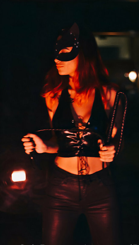 Queen Red exclusive star pics