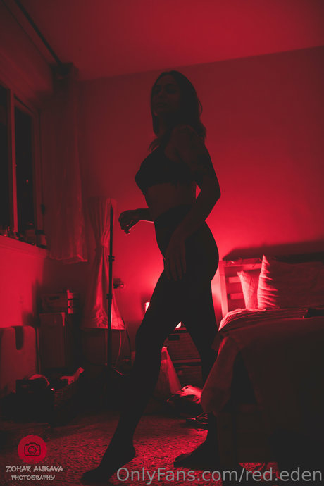 Queen Red model pornographic archive