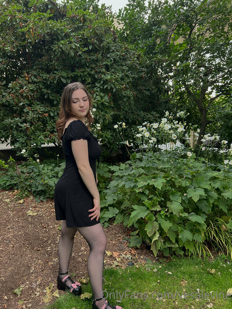 Vesalevine pornstar adult photo
