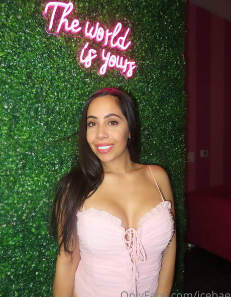 IceBae erotic star img