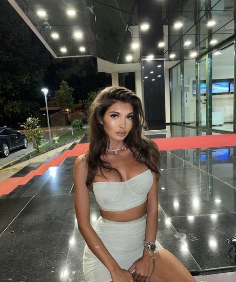 Adriannalinnaa star pretty picture