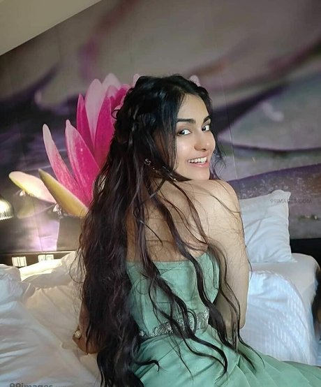 Adah Sharma model art gallery