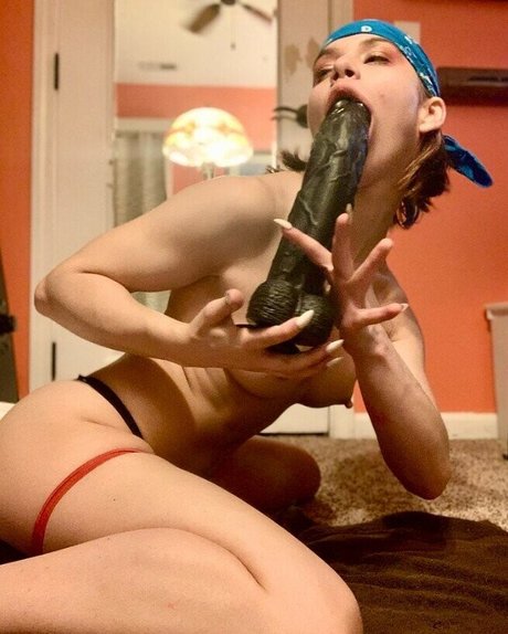 Roanoak pornographic star img