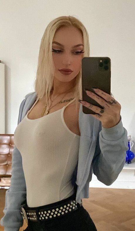 lilsauvage pornstar erotic pic
