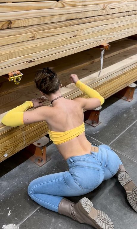 Ellie Handygirl top profile image