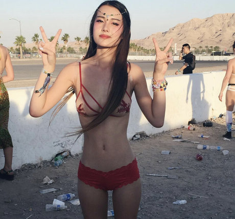 Lyvian Dao sexy model galleries