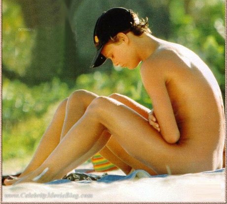 Vanessa Paradis naked actress pics