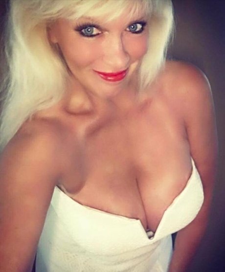 Sandie Lee art star pic