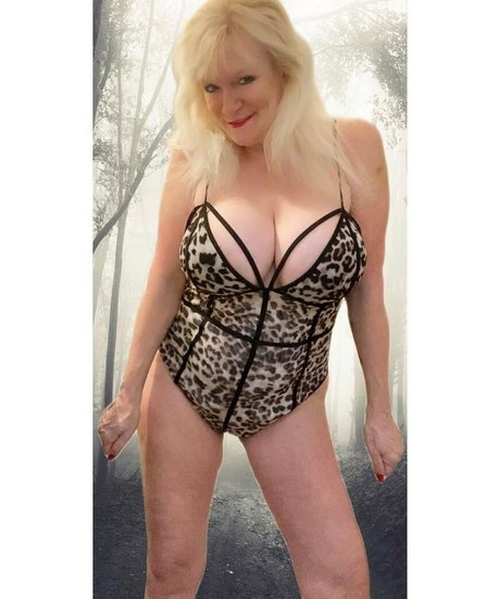 Sandie Lee model nice images