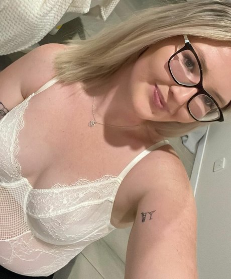 izzzzzy r model pornographic galleries
