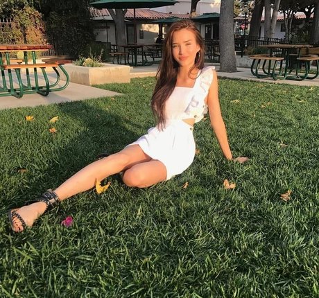 Ana Walczak hd actress img