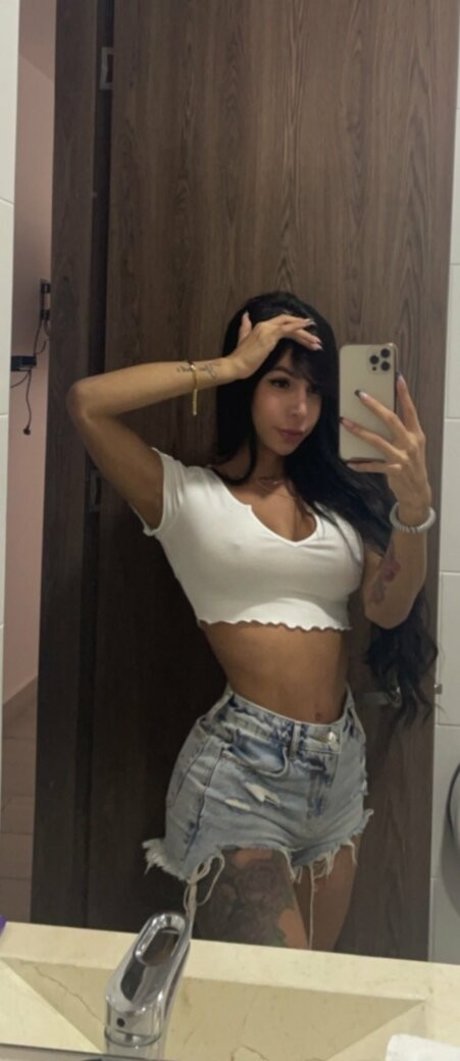 Alejarabbittx pretty pornstar photo