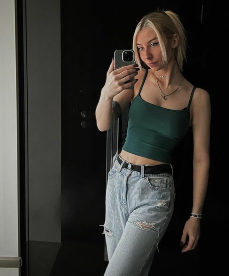 veylaneey pornstar nudes images