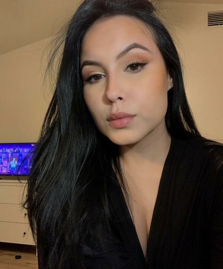 famous midget onlyfans hot sexy photo