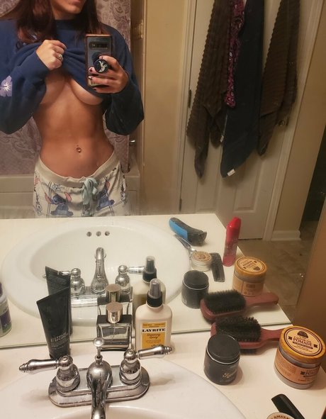 Terry Lifts erotic model img