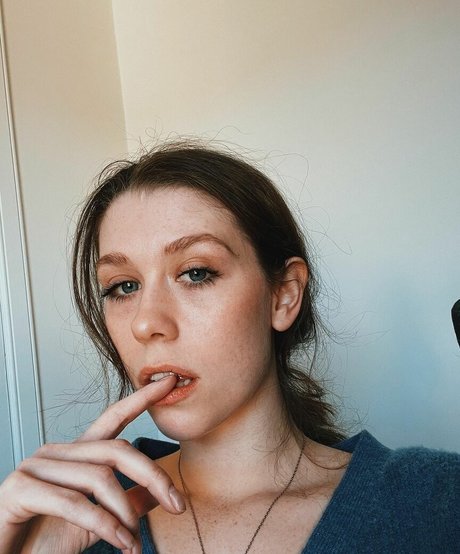 Seen Ellbats model nude photos