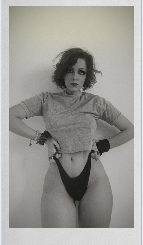 Oriana Leal model top pic