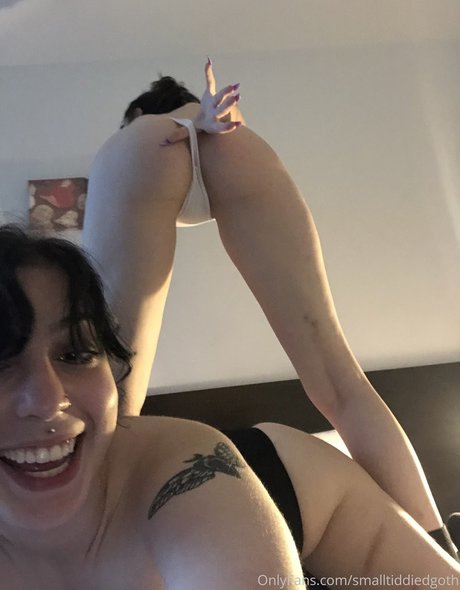 smalltiddiedgoth nude model img