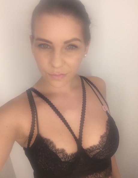 Carina Schwarz star high quality img