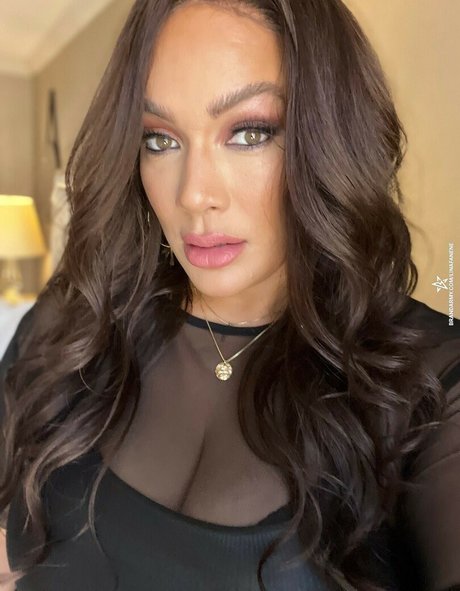 Nia Jax Lina Fanene pornstar nice img