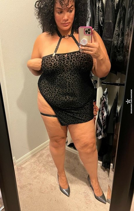 Nia Jax Lina Fanene pornographic star img