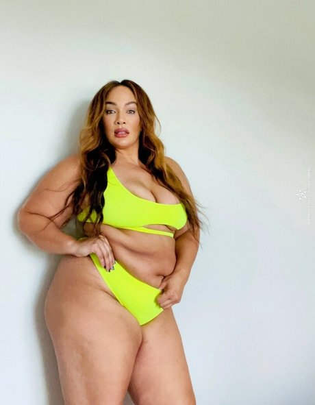Nia Jax Lina Fanene model adult galleries
