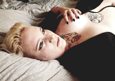 Skeletons twin model nudes pic