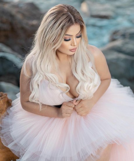 Deli Sana naked model pictures