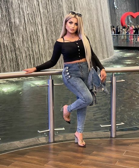 Deli Sana star naked photos