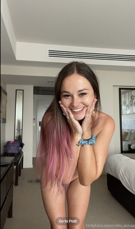 Nikki Annaa model art galleries