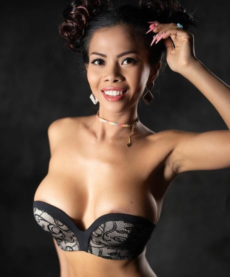 shuggatrix model naked pic