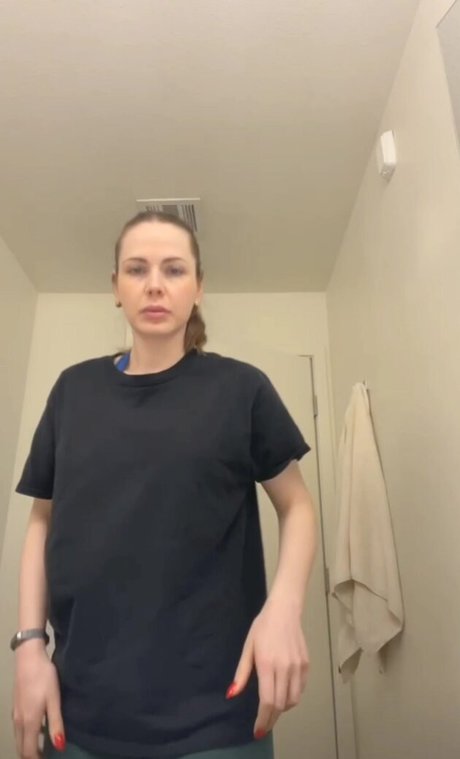 Acaxxosed model nude picture
