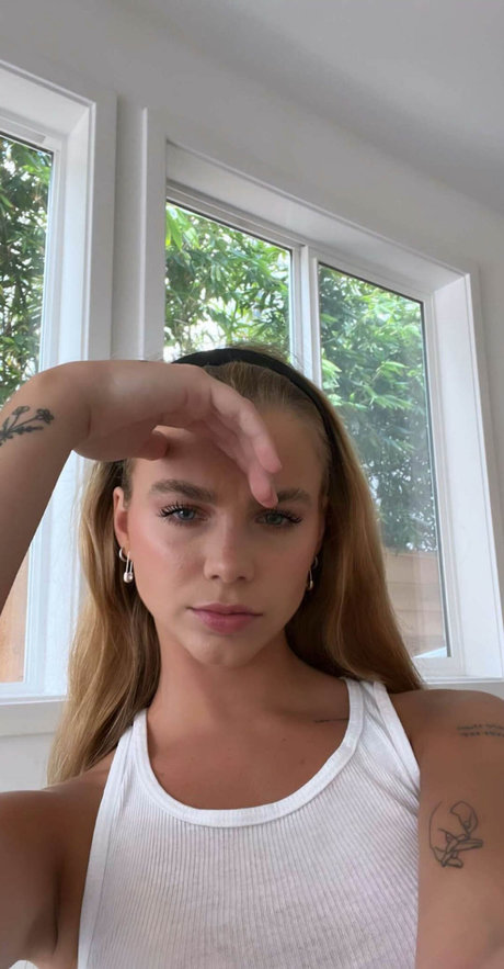 Anna Shumate naked actress pic