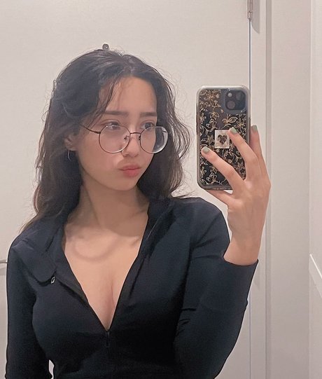 Sabrina Pezeshkian  top profile image