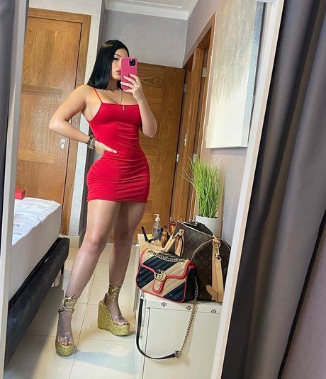 Colombiana Bombshell Mel free model gallery