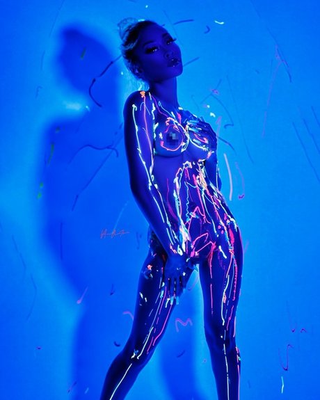 YooItsChill naked model gallery