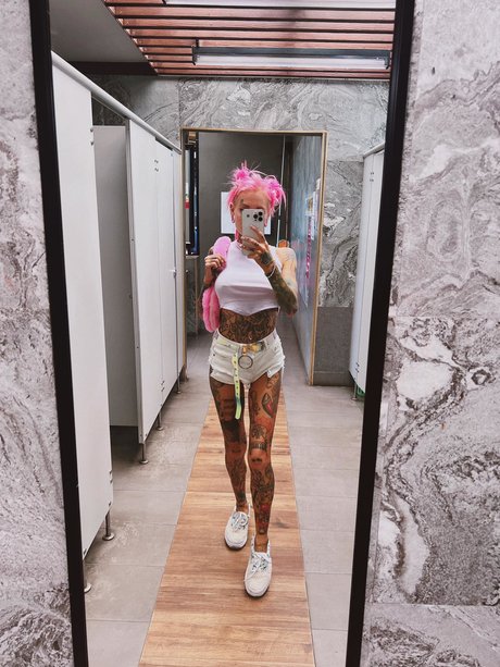Bantikboy  naked model pic