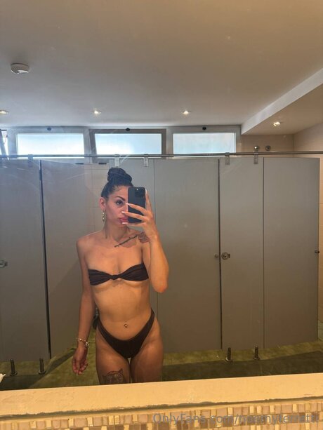 Noemyferretti model nude picture