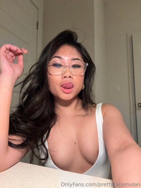 Prettyfacemulan naked pornstar photo