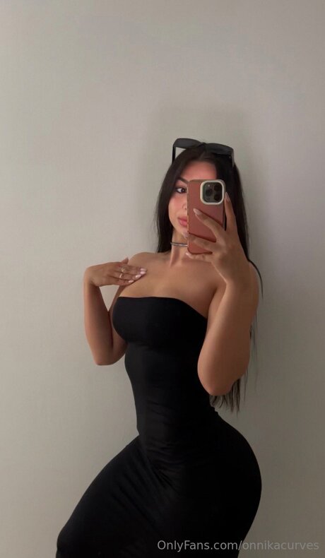 Onnikacurves model erotic images