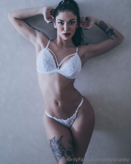 Onlylarasky model xxx photo