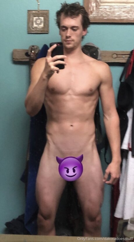 Dakotadoesstuff star nude picture
